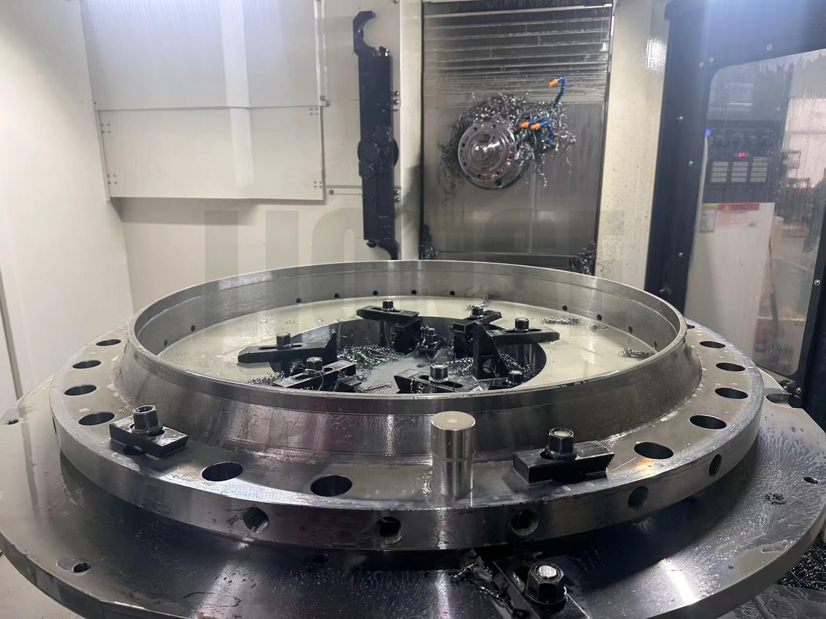 대구경 플랜지를 드릴링할 때 구멍의 수직성을 어떻게 보장합니까?