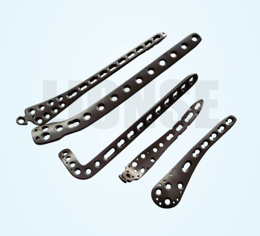 의료용 임플란트에 티타늄 합금 부품이 선호되는 이유는 무엇입니까?