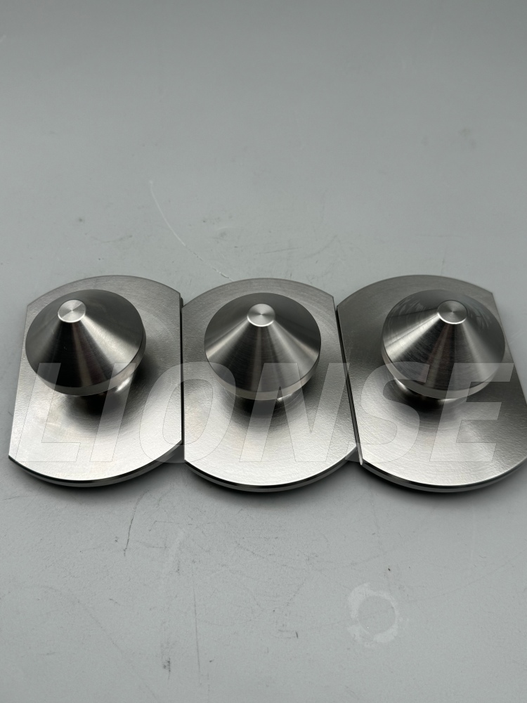 원추형 표면 위치 잡아당김 스터드